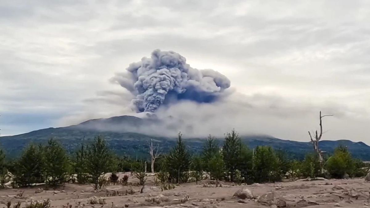 Gempa Rusia Aktifkan Gunung Krasheninnikov Meletus